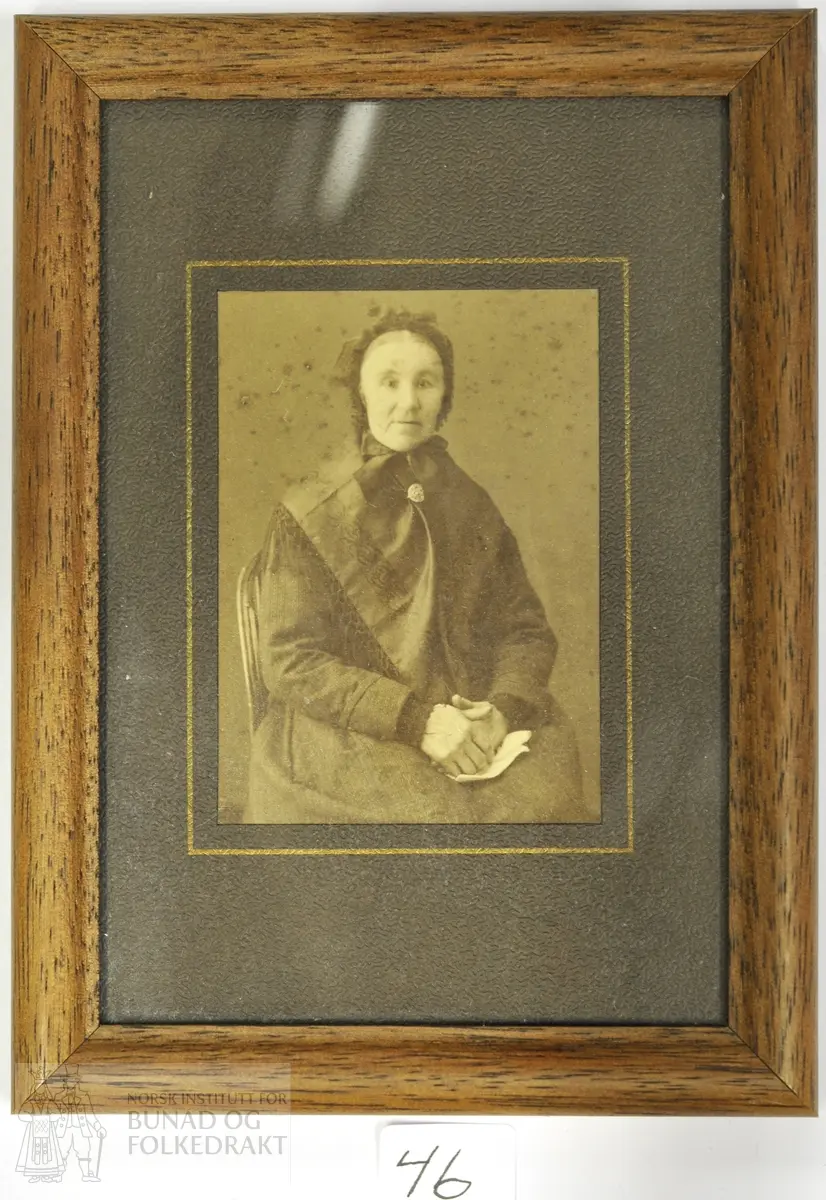 Fotografi av kvinne i stripete kjole, sjal og hatt.
Anne Marie Andersdatter Grette, 1815-1908.