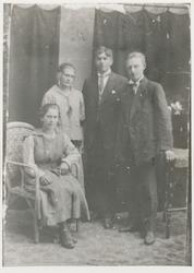 Gruppeportrett av fire personer, to menn og to kvinner i fot