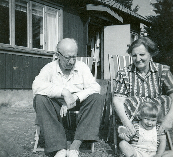 Sommaren 1955. Erik och Judit Abrahamsson med "Lillan", morfar och mormor.
