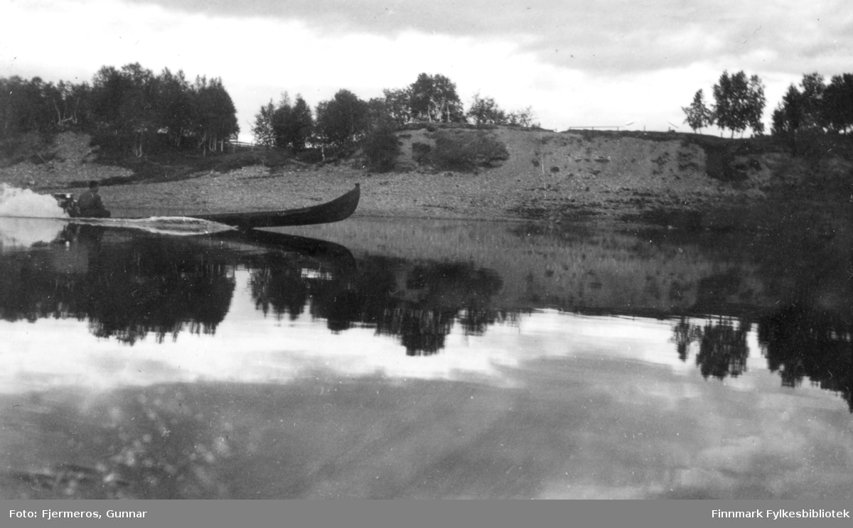 En elvebåt suser avgårde på Tana-elva en sommerkveld. Person og nøyaktig sted er ukjent.