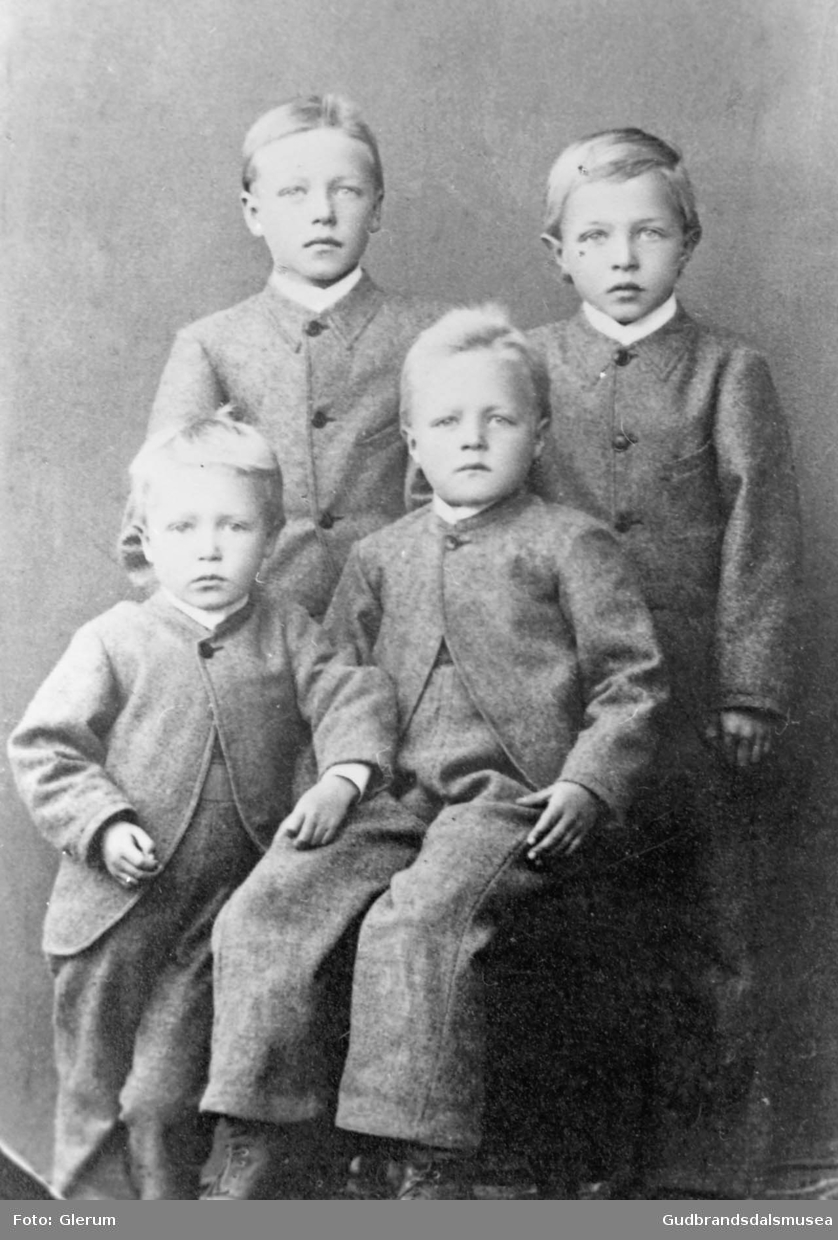 Portrettbilde av guttene på Skotte, fire små gutter, atelierfotografi.

