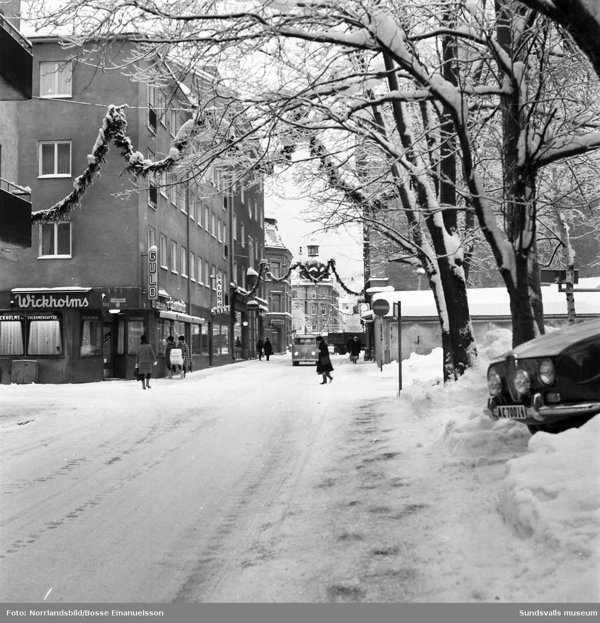 Vinterbilder från Stenstaden med bland annat en arbetshäst och kärra på Esplanaden.