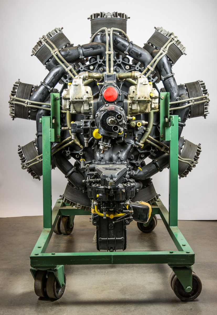 Flygmotor Bristol Perseus XI. Motorn upphängd i motorbock med hjul. Förgasare Glauder & Hobsson. 
För Fpl B 4A.