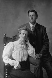 Portrettbilde av Marit og Jonas Thøring. Tatt 10.juni, siste