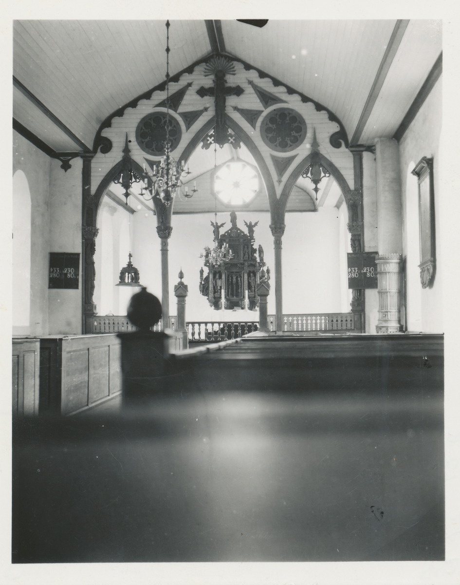 Interiørbilde av Borgund kirke før brannen 1904. Sett mot alteret.