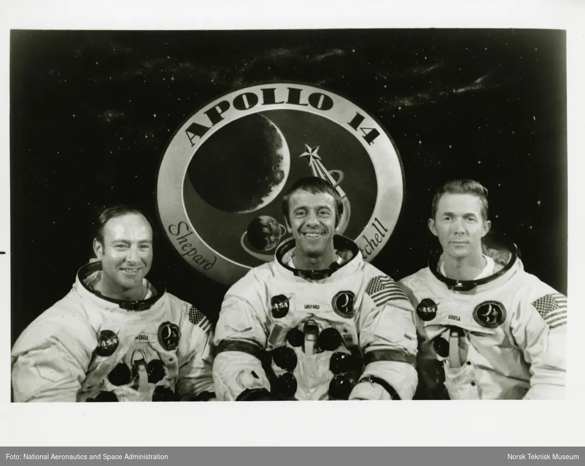 Mannskapet til Apollo 14. Fra venstre Edgar D. Mitchell,  Alan B. Shepard og Stuart A. Roosa.  Apollo 14 var den åttende bemannede romferden i Apollo-programmet og den tredje til å lande på månen
