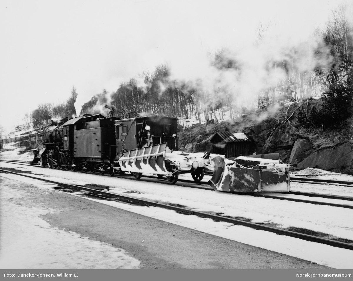 Snøryddingstog med damplokomotiv type 31a nr. 285