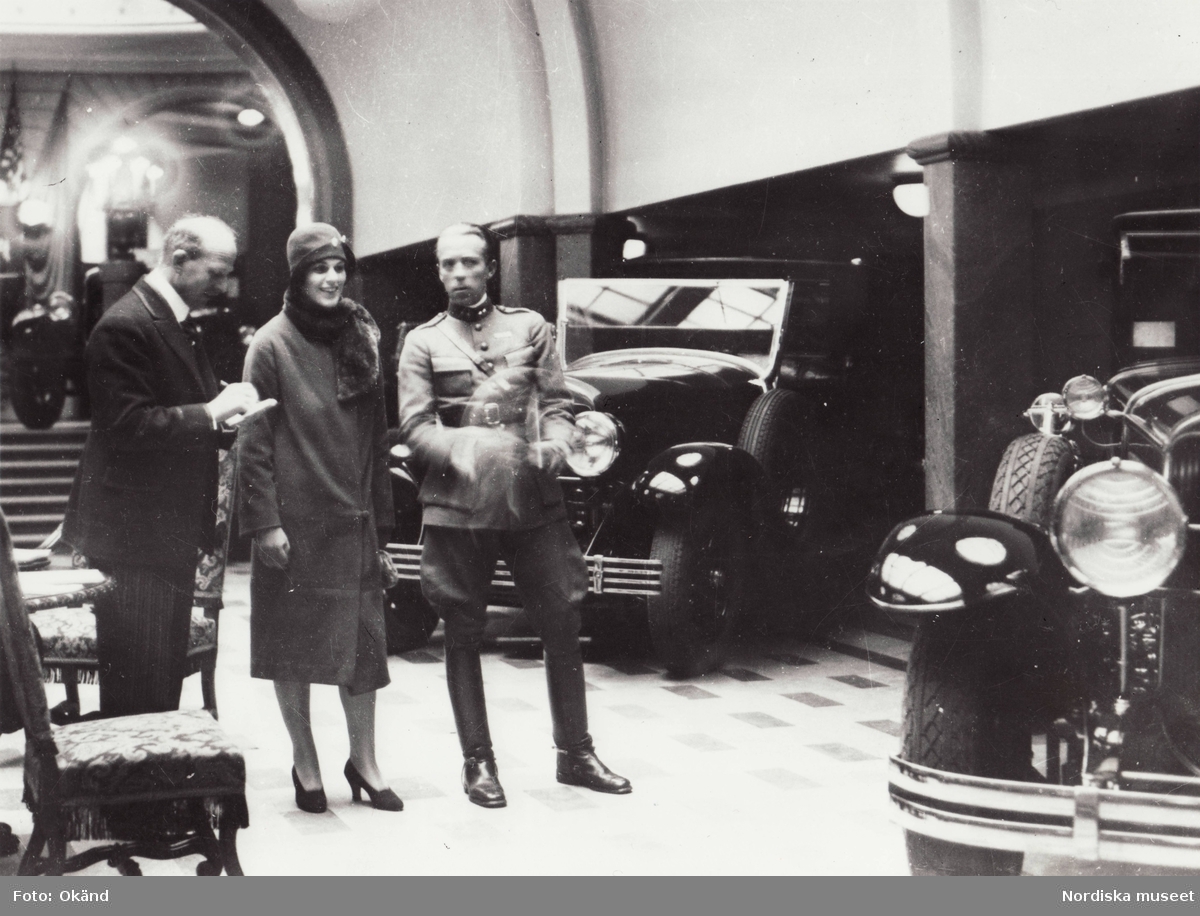 General Motors. Återförsäljare , Osterman, Birger Jarlsgatan. Greve Folke Bernadotte och Miss Etelle Manville inköper en La Salle, Ostermans marmorhallar, 1930.