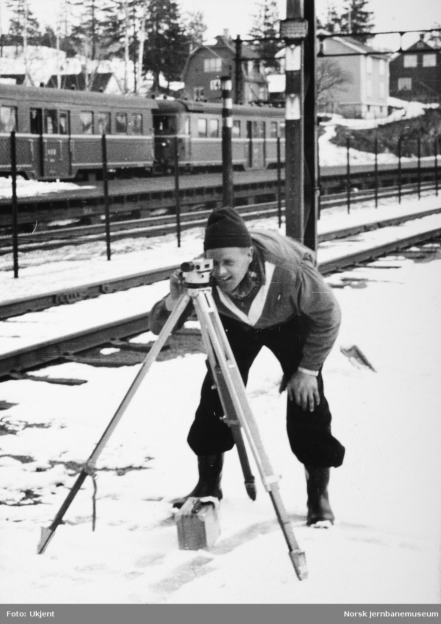 Personalet på banemesterkontoret, Lillestrøm, vinteren 1962 - Sørli nivellerer