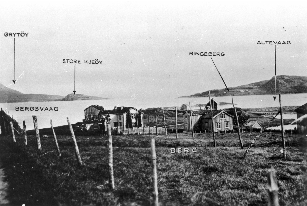 Gårdsbebyggelsen på Berg, med oppsatte staur i forgrunnen. I bakgrunnen Kjeøya og Ringberg.