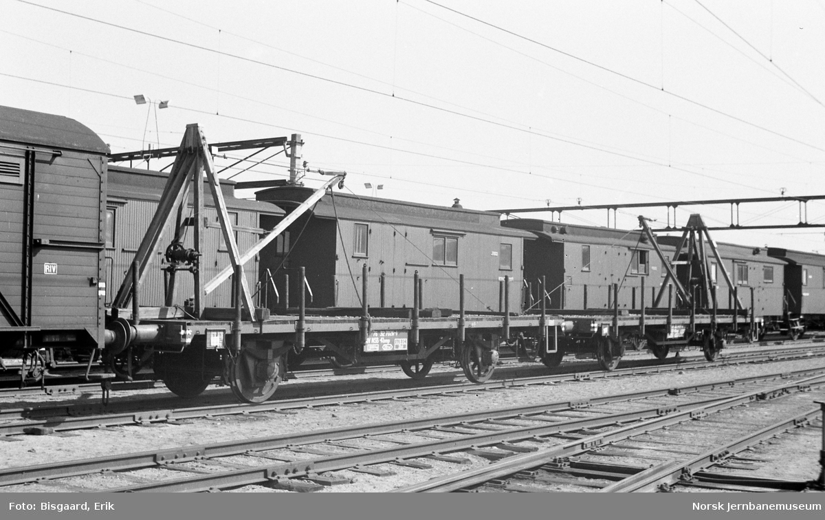 Plattformvogner, litra .Kbmp nr. 312 7437, med skinnekraner