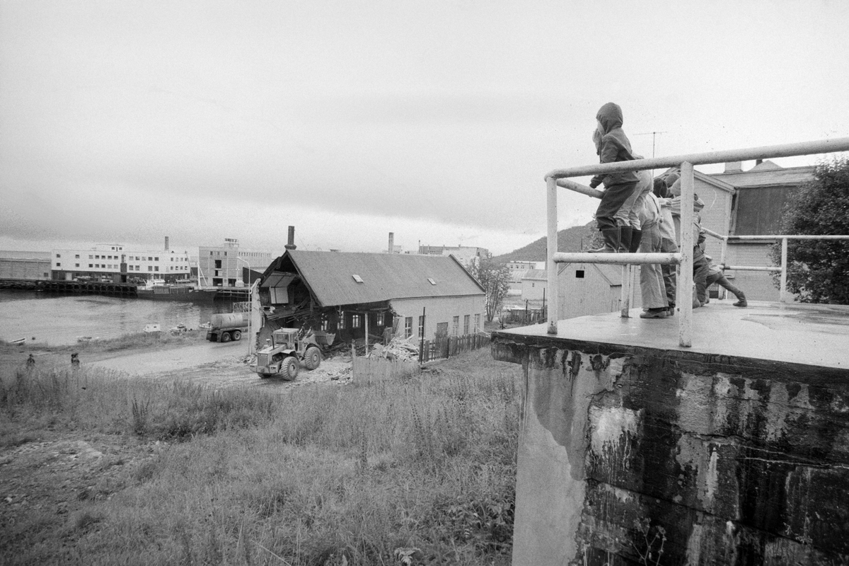 Barn ser på rivingen av Bach-verkstedet i Harstadhamn.