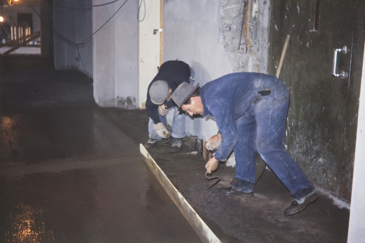 To menn støper gulv i Bothnerbygget på Hamnnesset.