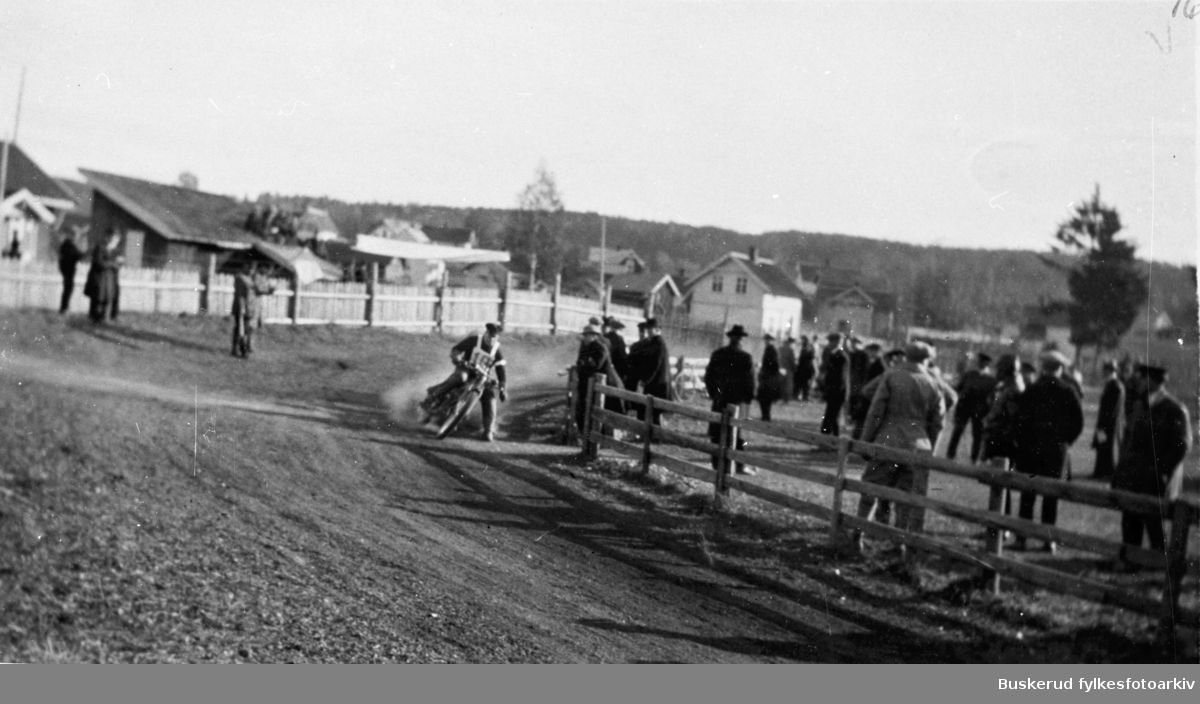 Motorløp på Benterud i 1924
Hermann Oppe på sin Husquarna