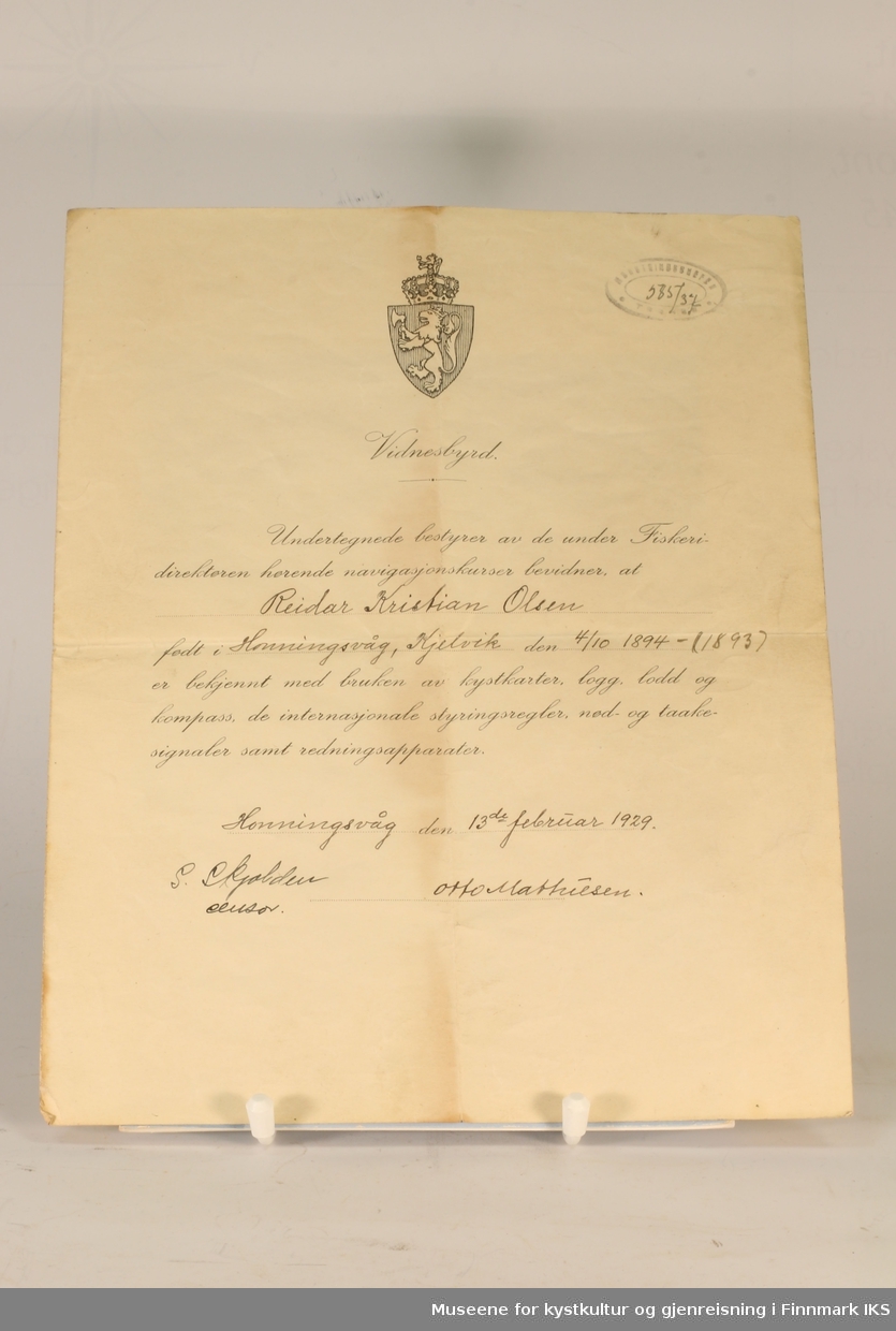 Vitnemål utsendt i 1929. Trykket på brettet gulhvitt A3-papir, kun tekst på forsiden. Øverst er det norske riksvåpnet og et stempel.