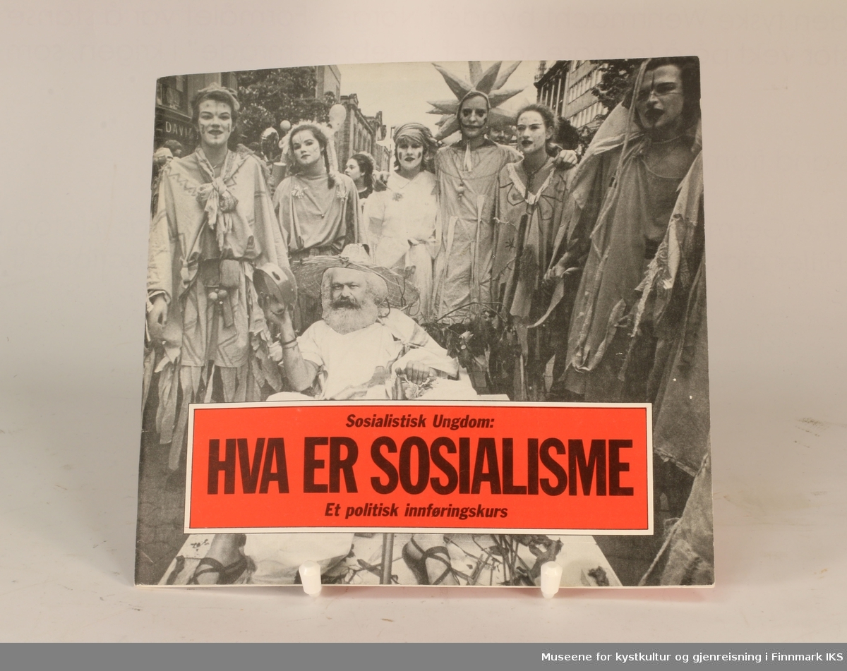 Hefte "Sosialistisk ungdom: Hva er sosialisme. Et politisk innføringskurs". Utgitt i 1983.