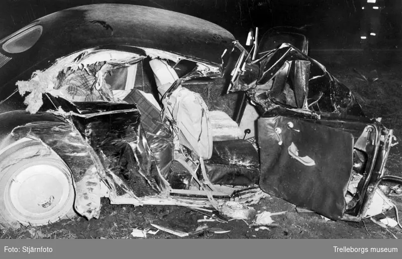 Bilolycka 15/11 1961, kraftig krock vid Västra Klagstorp, två personer svårt skadade.
