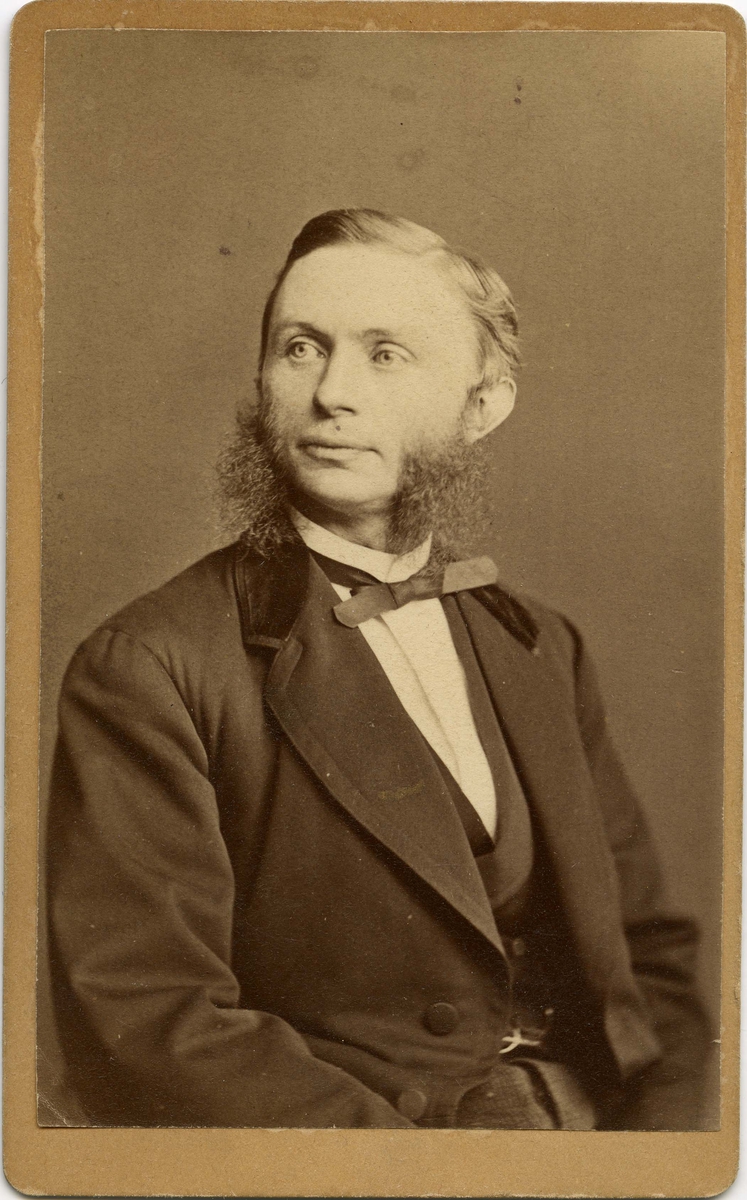 Ukjent mann. Bildet er tatt en gang på siste halvdel av 1800-tallet, muligens en gang mellom 1864-1879.