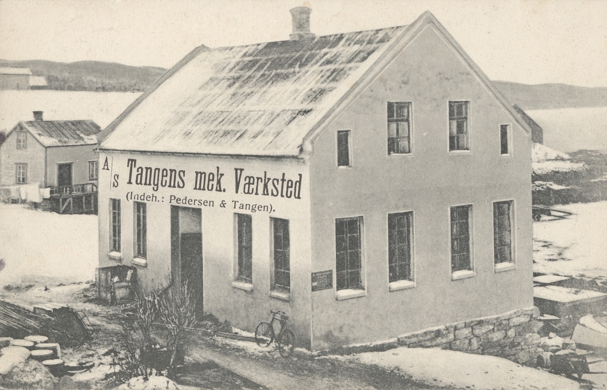 Tangens mekaniske verksted i Harstadhamn. En sykkel står lent opp mot veggen i forgrunnen.