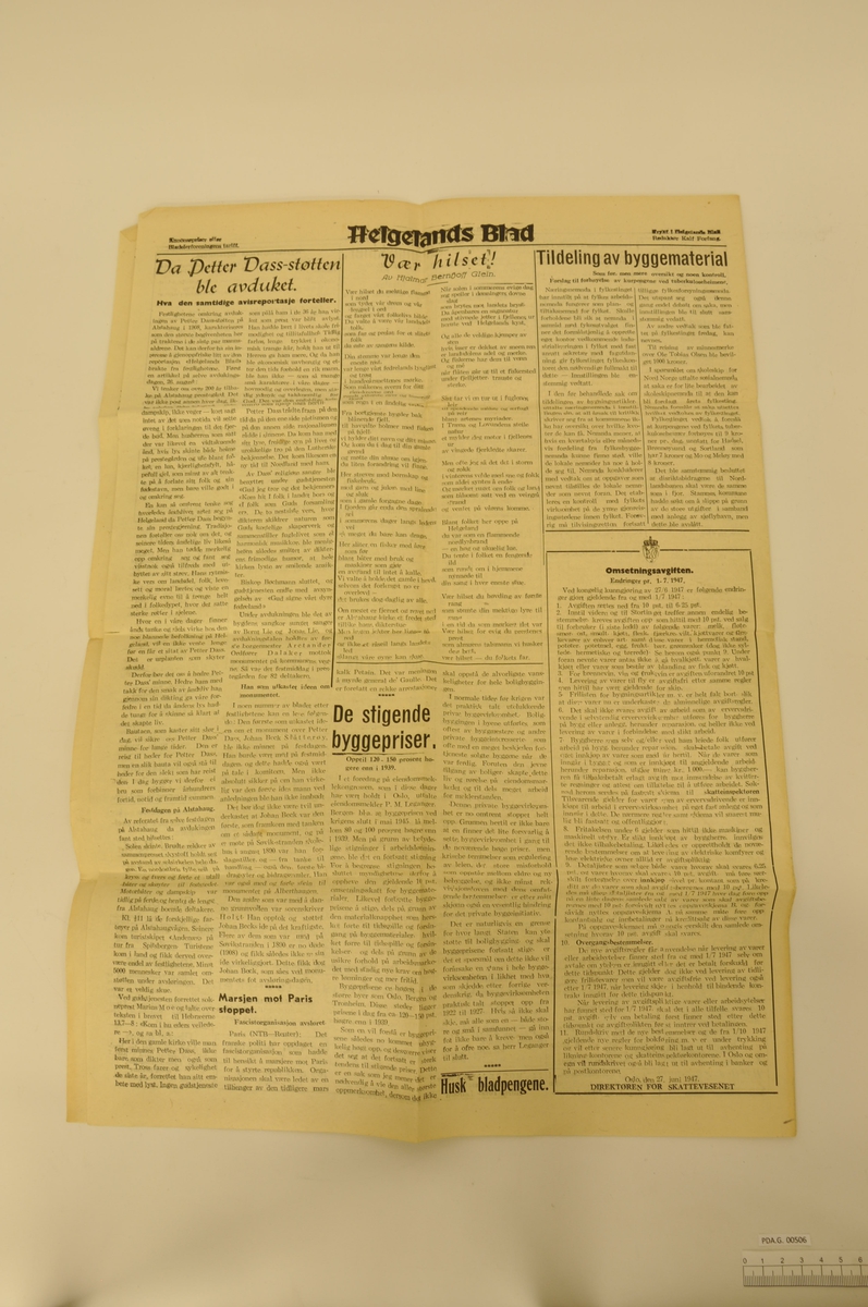 Avis av et stort papirark foldet på midten slik at avisen totalt har fire sider.