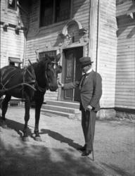 Fotosamling etter Cappelen. Mann og hest fotografert.