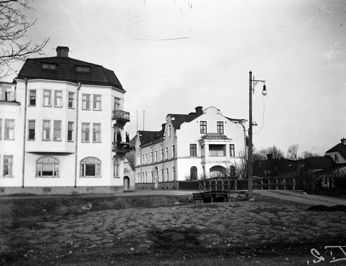 Mellangatan med Suckarnas bro. Huset till vänster på bilden är Rydenska huset där Ryds glas ligger idag (bak i bilden). Fotograf: Ellert Johan Viktor Sörman Fotokopia finns.
