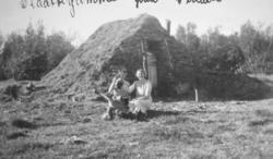 "Fra venstre: Ragna Harila og Kate Indrevær foran slåttegamm