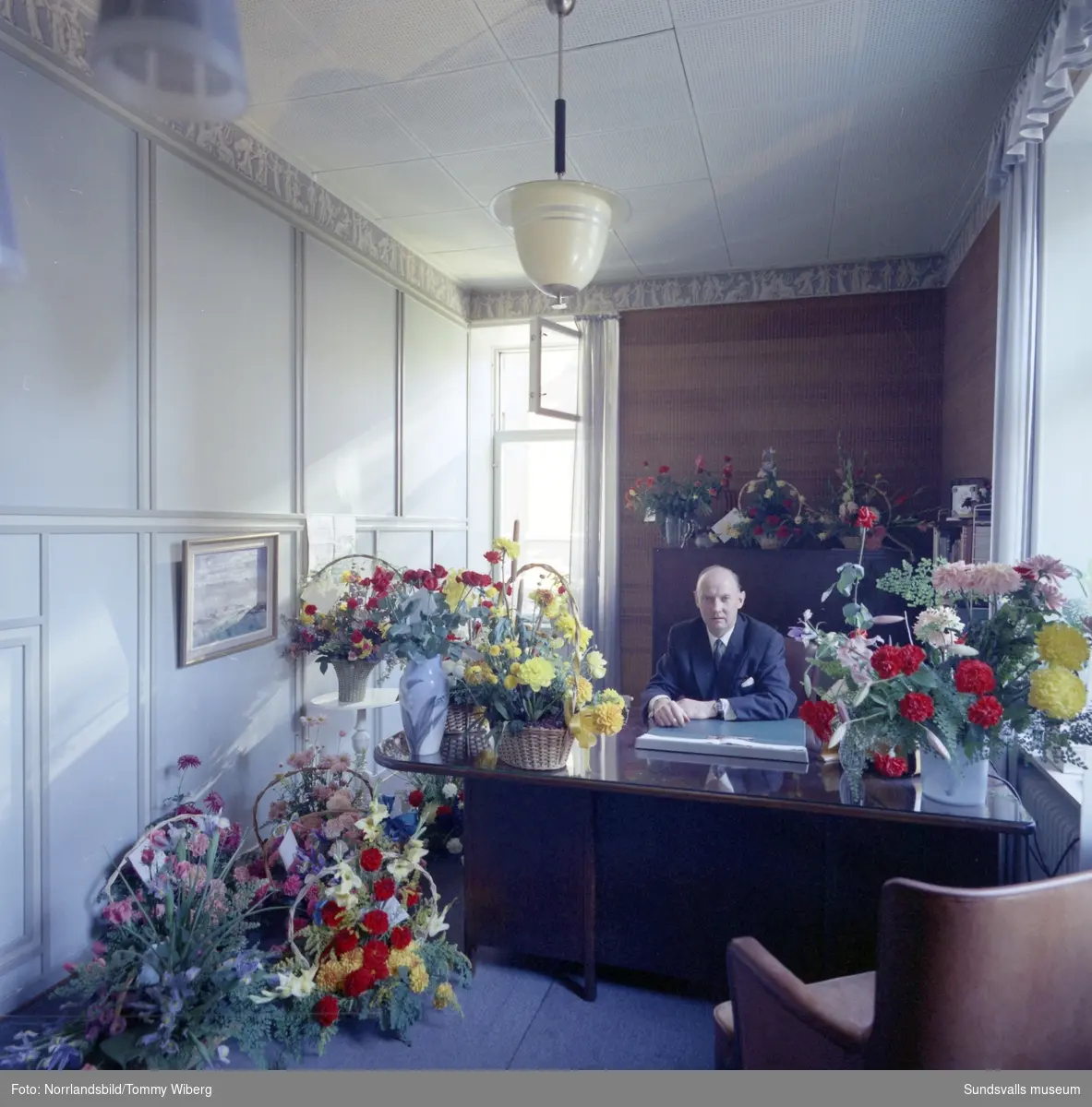 Strömbergs Färghandel firar 100 år och direktör Karl Axel Nyberg har kontoret fullt av blommor.