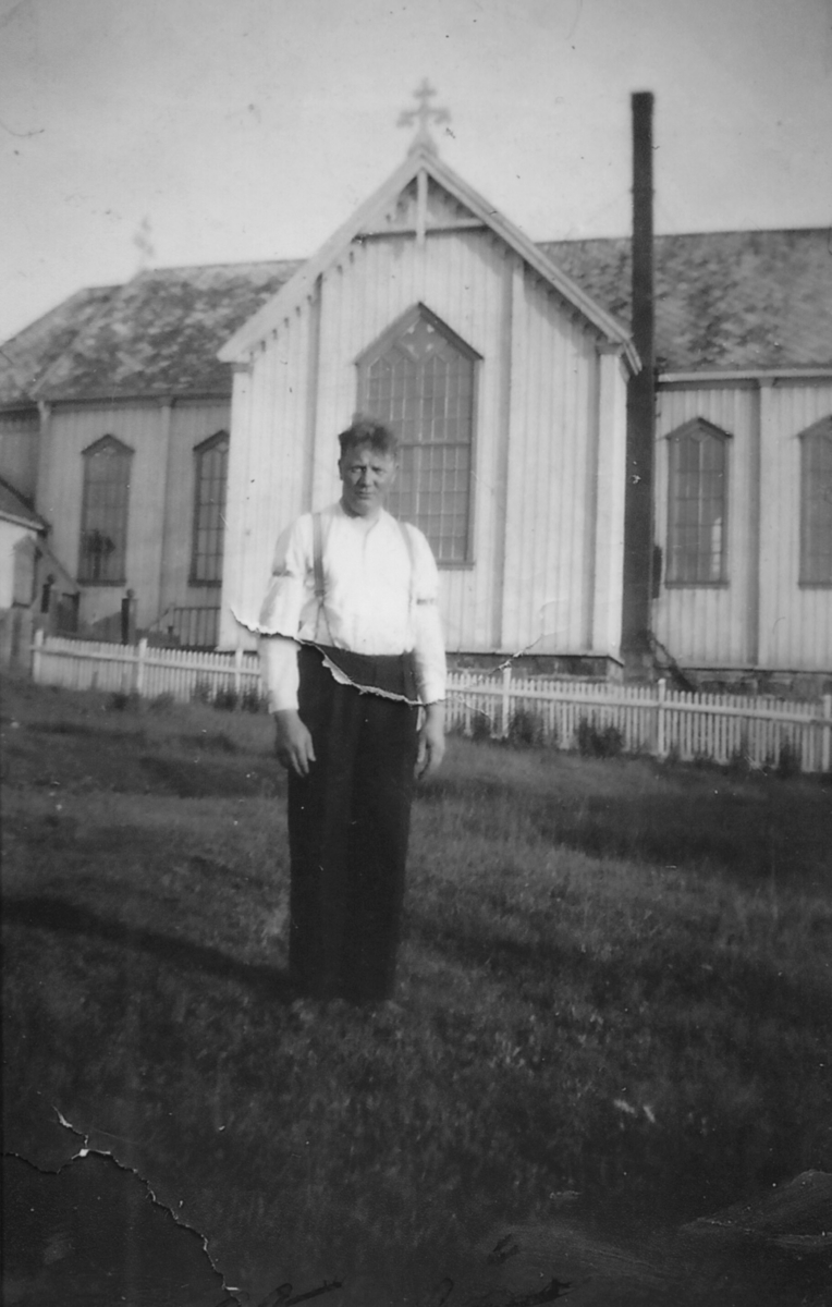 Morten Rikardsen, Nils Klaussens halvbror. Her står han foran kirken i Vardø. Bildet er tatt en gang før krigen.