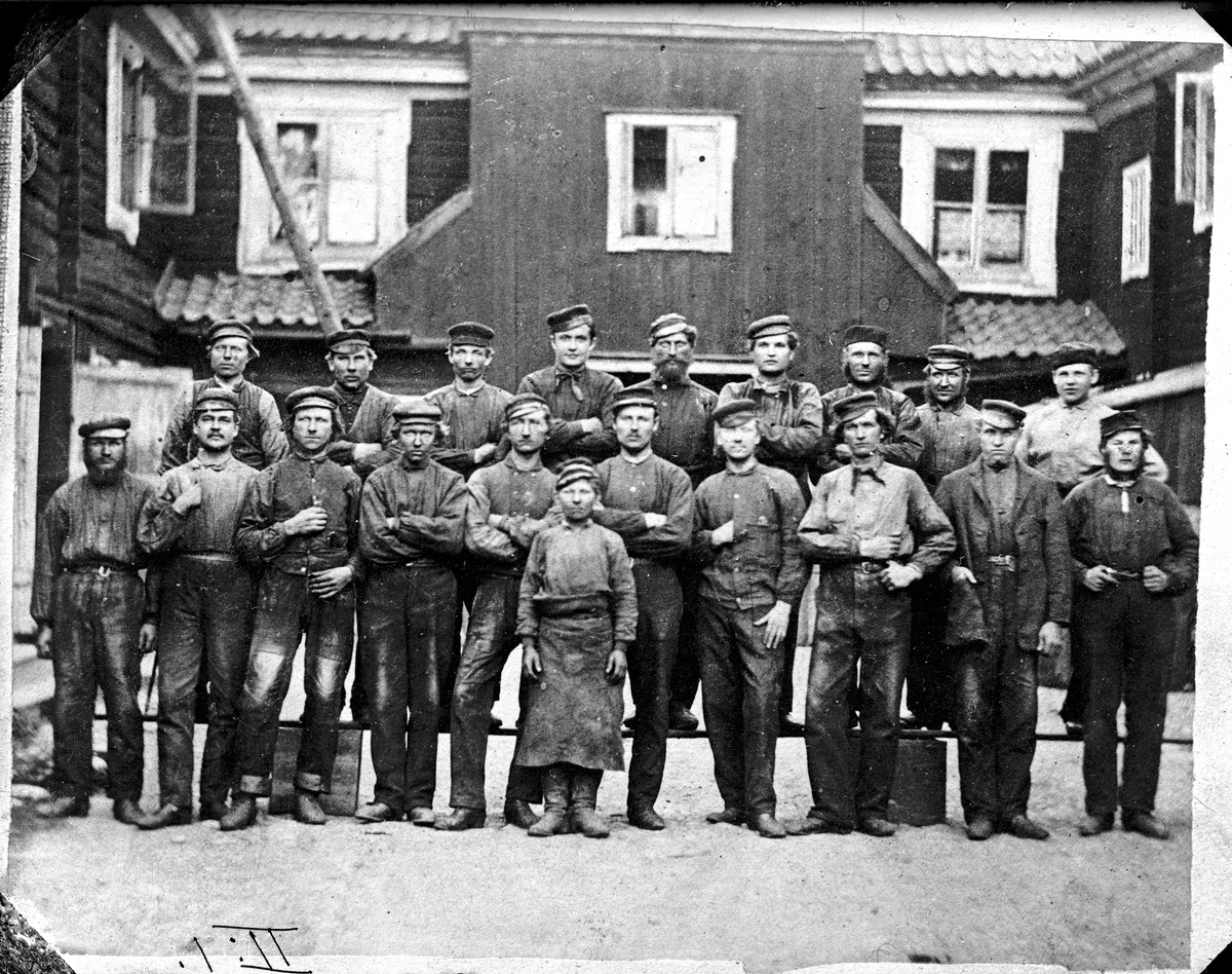 Arbetare vid KMV, gjuteripersonal Fotograf: E Sörman (repr efter foto från 1860-tal) Fotokopia finns.