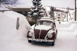 Rolf Bothners VW-boble, parkert ved snøskavl i Rollnesveien 
