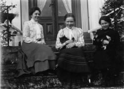 Fotosamling etter Cappelen. Tre kvinner på trappen fotografe