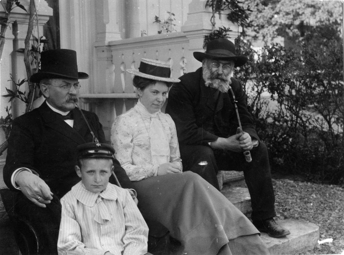 Fotosamling etter Cappelen. Gruppebilde. Fra venstre: Gunnar Knudsen, Rolf Knudsen, Louise (Lulli) Knudsen og Prof. A. Helland.