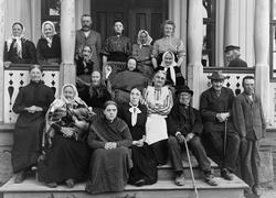 Mørk kommunegård, gamlehjem og pleiehjem i Spydeberg ca. 190