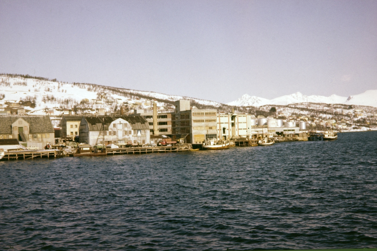 Hamnneset, fotografert fra Harstadsjøen eller dampskipskaia.