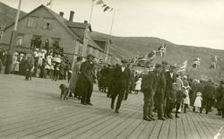 Postkort. Kongebesøk i Honningsvåg. Feststemte folk venter p