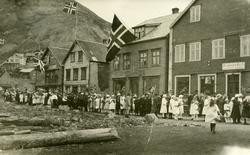 Postkort. Kongebesøk i Honningsvåg. Barnetog på Holmen på ve