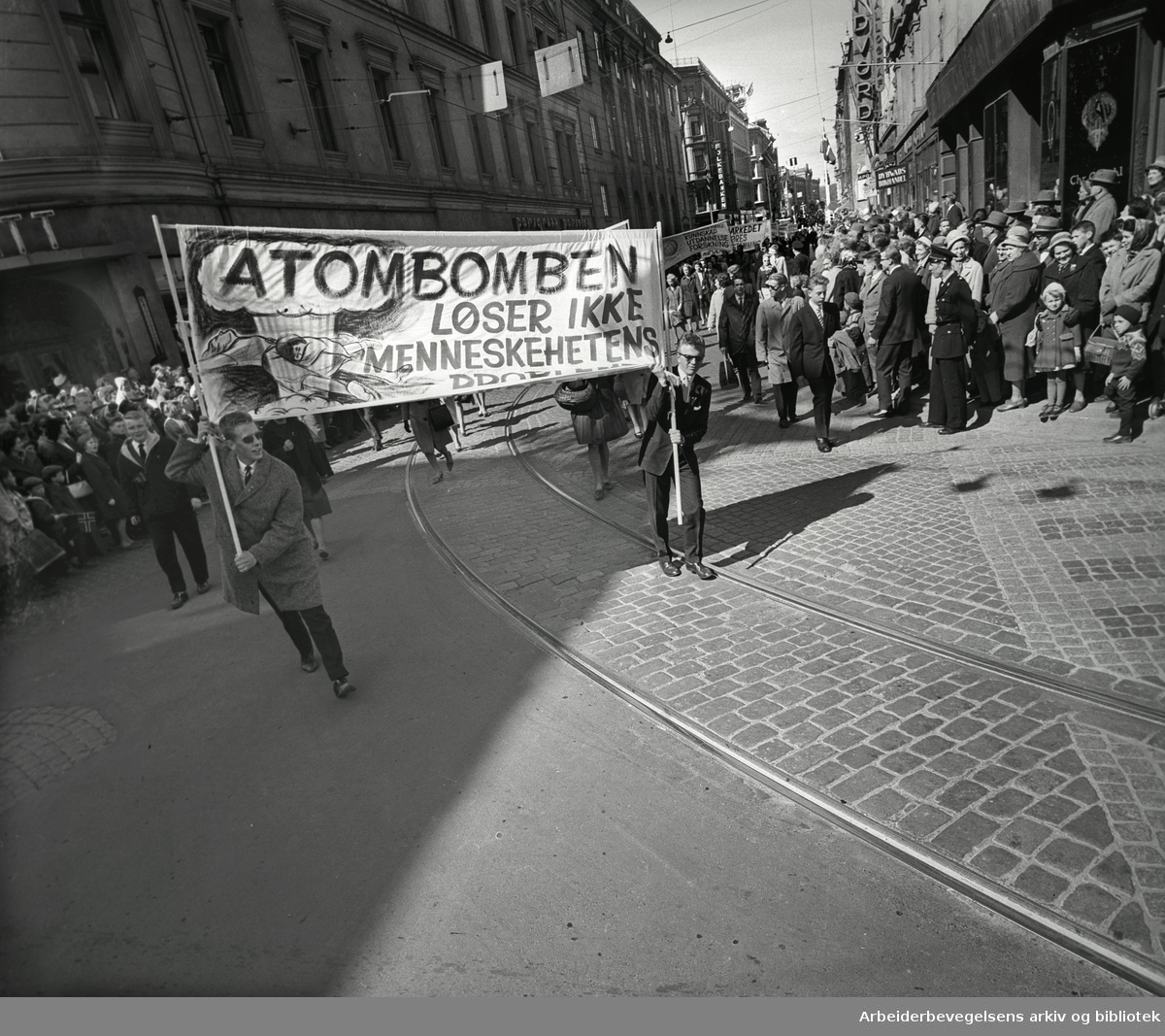 1. mai 1962 i Oslo.Demonstrasjonstoget i Karl Johans gate.Parole:Atomvåpen løser ikke menneskehetens problemer.