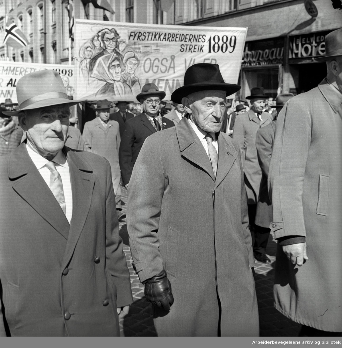 1. mai 1962 i Oslo.Demonstrasjonstoget i Karl Johans gate.Parole: Fyrstikkarbeidernes streik 1889.Også vi er mennesker