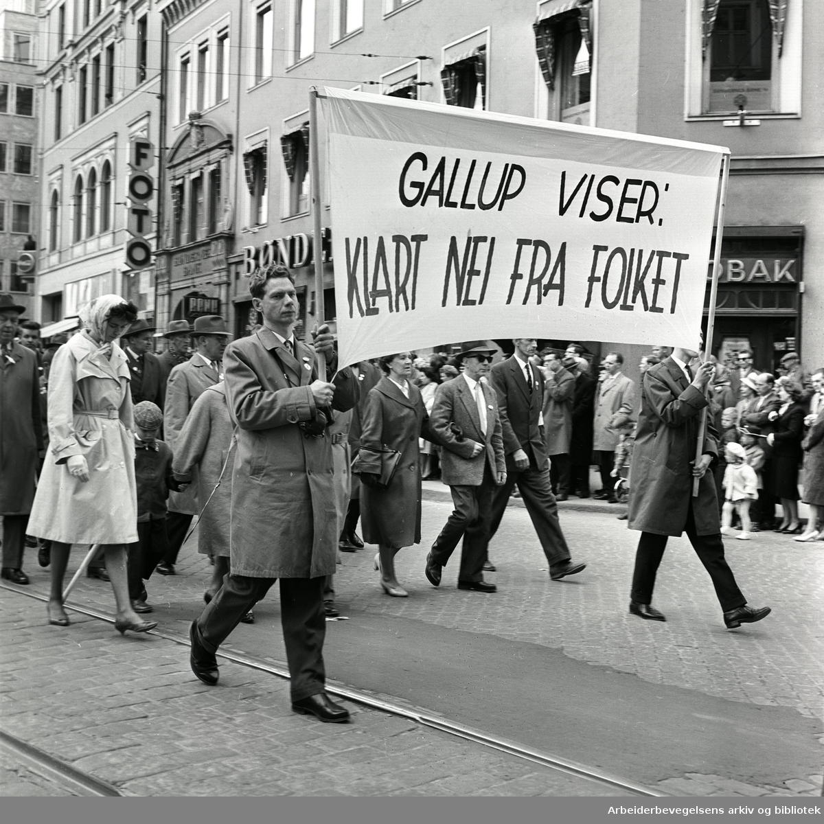 1. mai 1962 i Oslo.Demonstrasjonstog arrangert av "Faglig aksjon mot Fellesmarkedet" med støtte fra Sosialistisk Folkeparti (SF) og Norges kommunistiske parti (NKP)..Parole: Gallup viser: Klart nei fra folket..