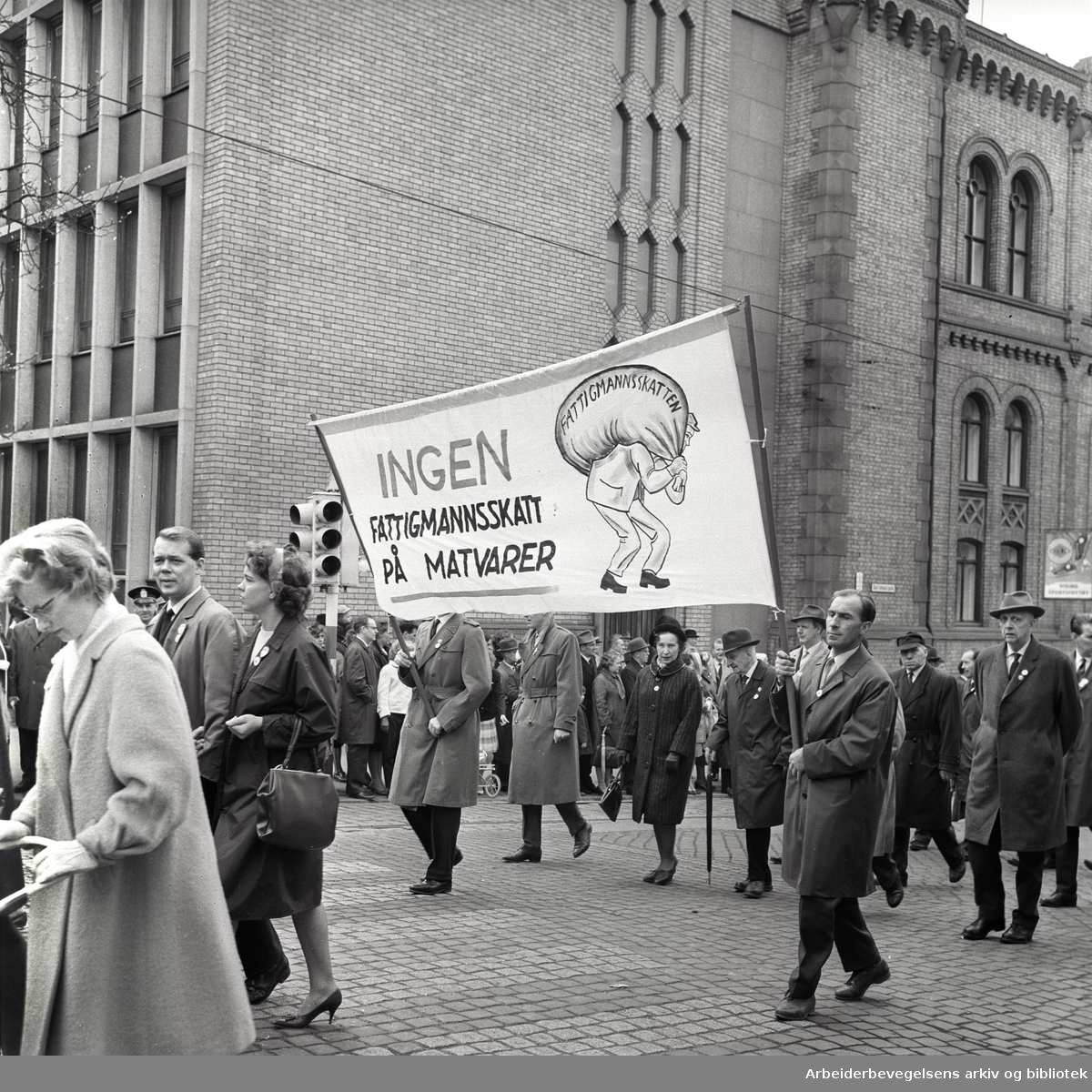 1. mai 1963 i Oslo.Demonstrasjonstog arrangert av Komiteen for faglig enhet med støtte av Sosialistisk Folkeparti (SF) og Norges Kommunistiske Parti (NKP).Parole: Ingen fattigmannsskatt på matvarer.