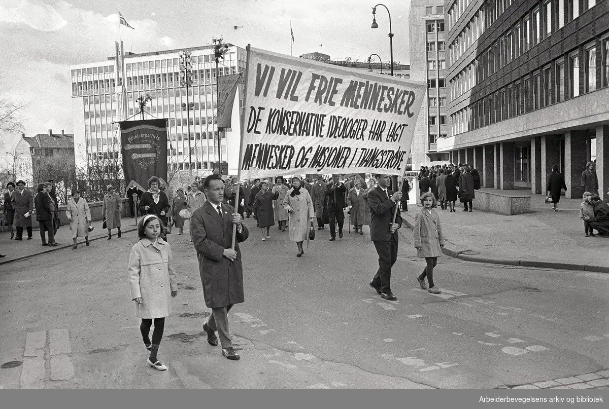 1. mai 1964 i Oslo.Demonstrasjonstoget ved Rådhusplassen.Parole: Vi vil frie mennesker.De konservative ideologier har lagt mennesker og nasjoner i tvangstrøye.