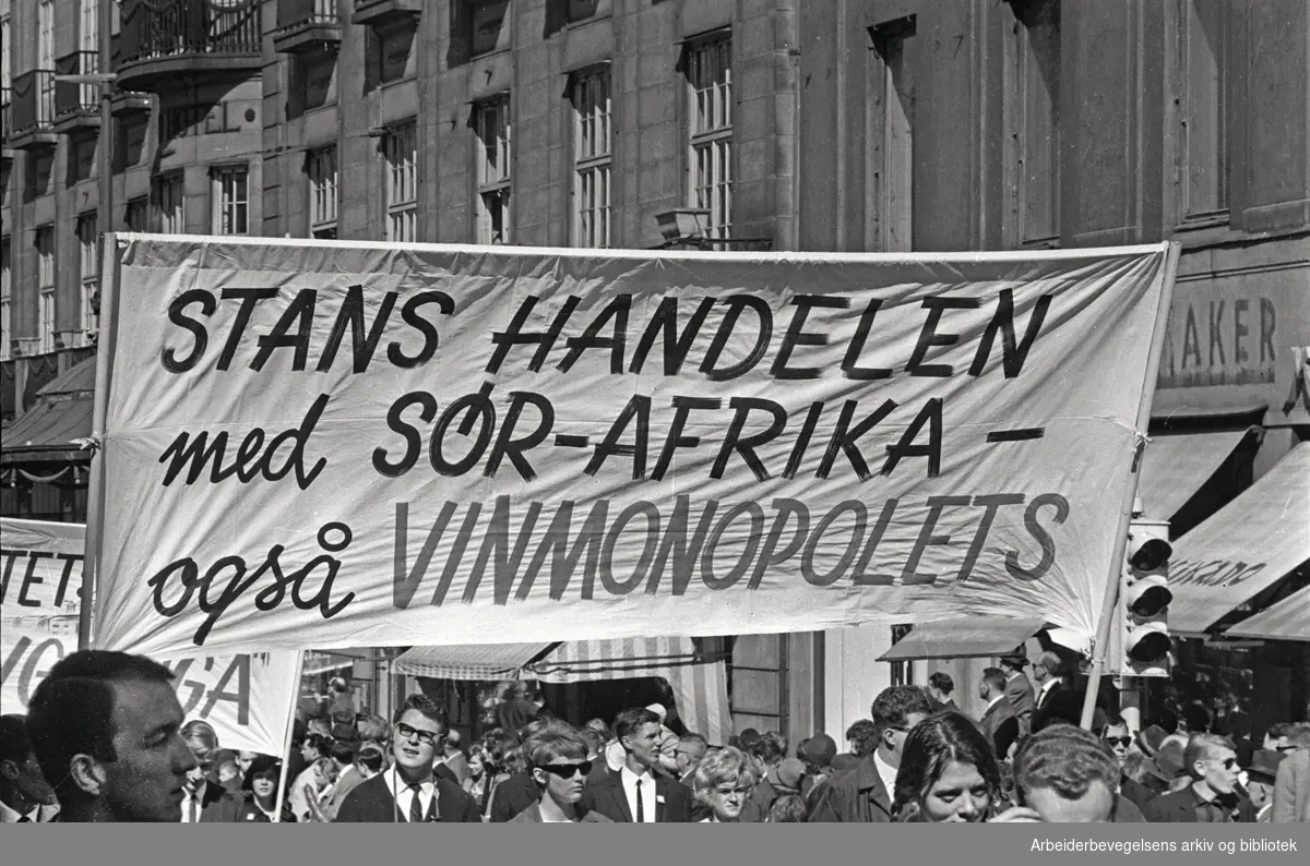1. mai 1965 i Oslo.Demonstrasjonstoget i Karl Johans gate.Parole: Stans handelen med Sør-Afrika -.også Vinmonopolets