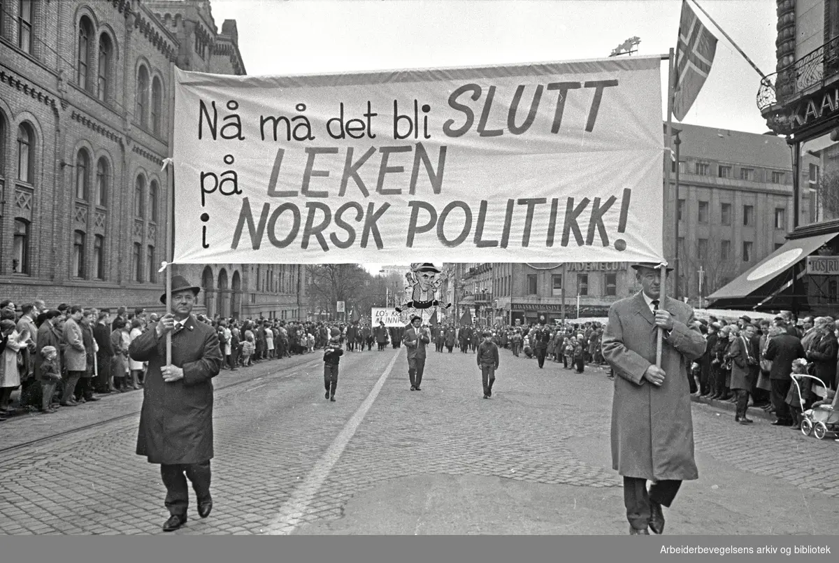 1. mai 1966 i Oslo.Demonstrasjonstoget i Karl Johans gate.Parole: Nå må det bli slutt på leken i norsk politikk!