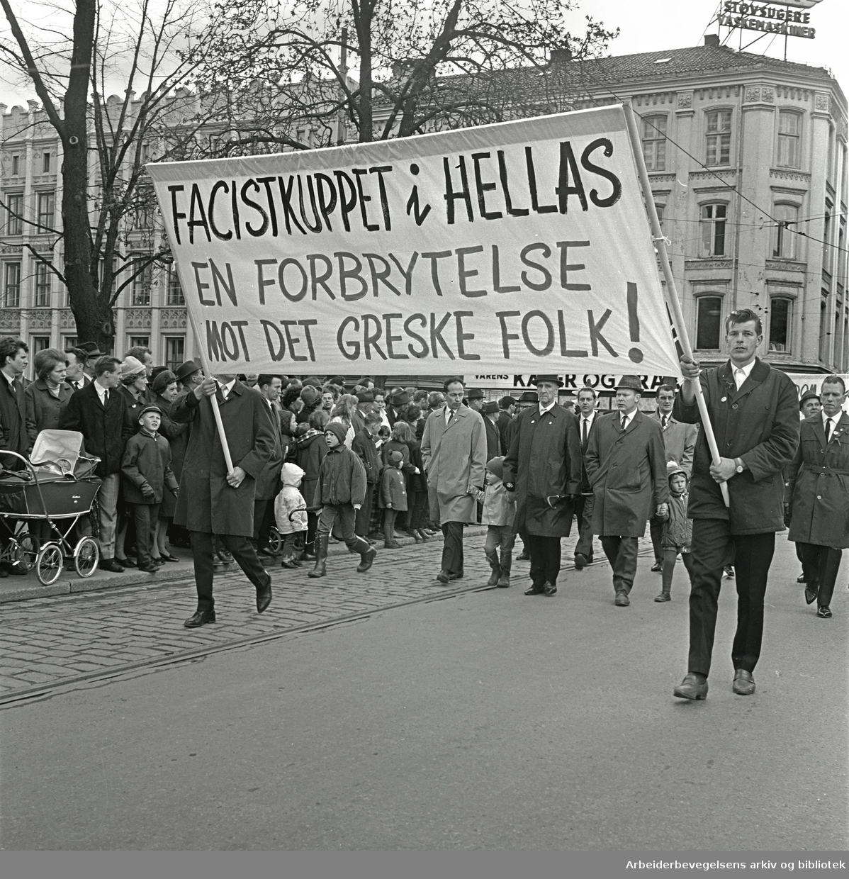 1. mai 1967 i Oslo.Demonstrasjonstoget..Parole: Facistkuppet i Hellas.En forbrytelse mot det greske folk!