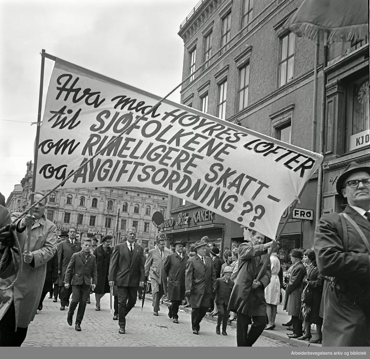 1. mai 1967 i Oslo.Demonstrasjonstoget.Parole: Hva med Høyres løfter til sjøfolkene om rimeligere skatt- og avgiftsordning??