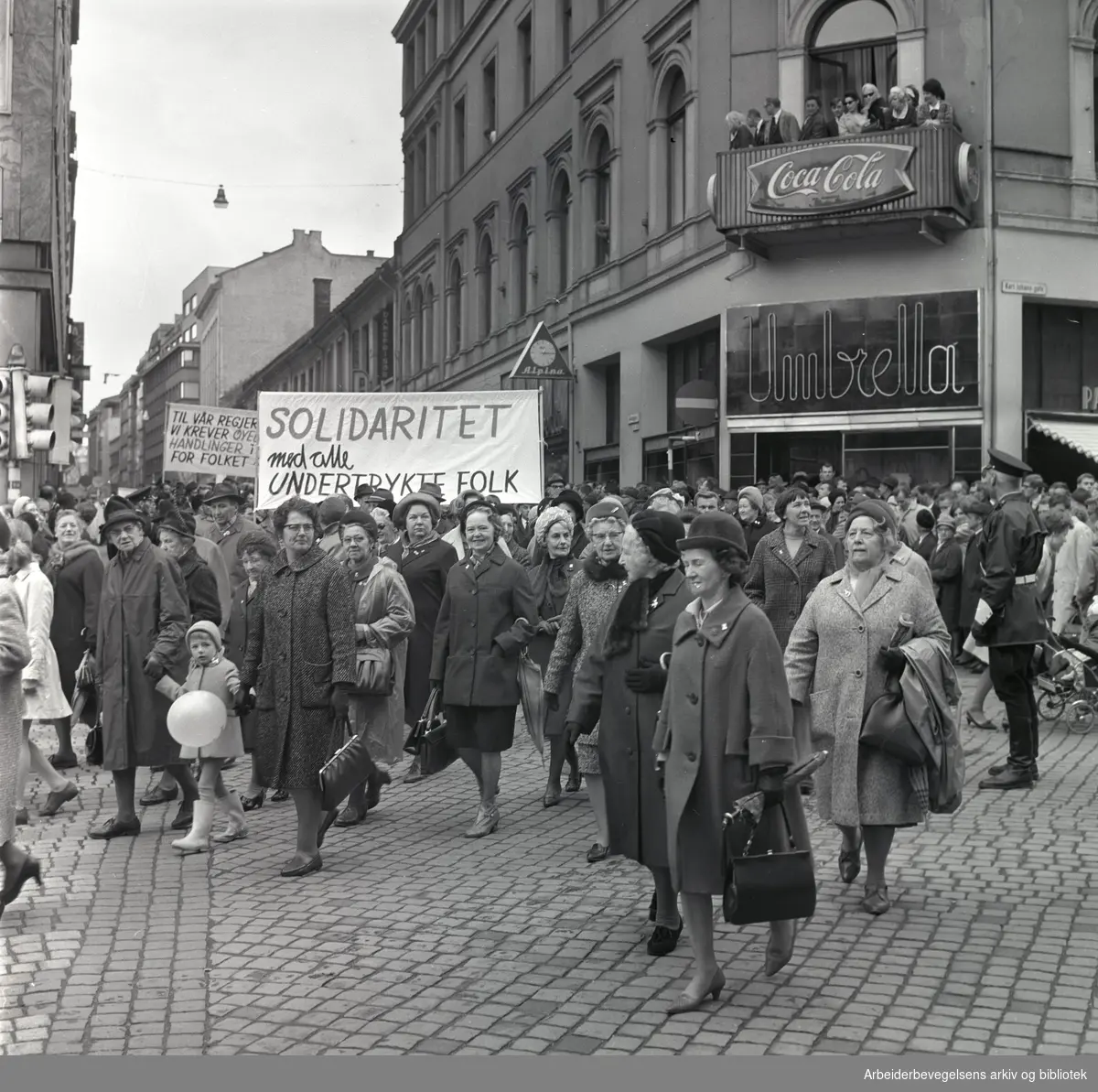 1. mai 1967 i Oslo.Demonstrasjonstoget.Parole: Solidaritet med alle undertrykte folk