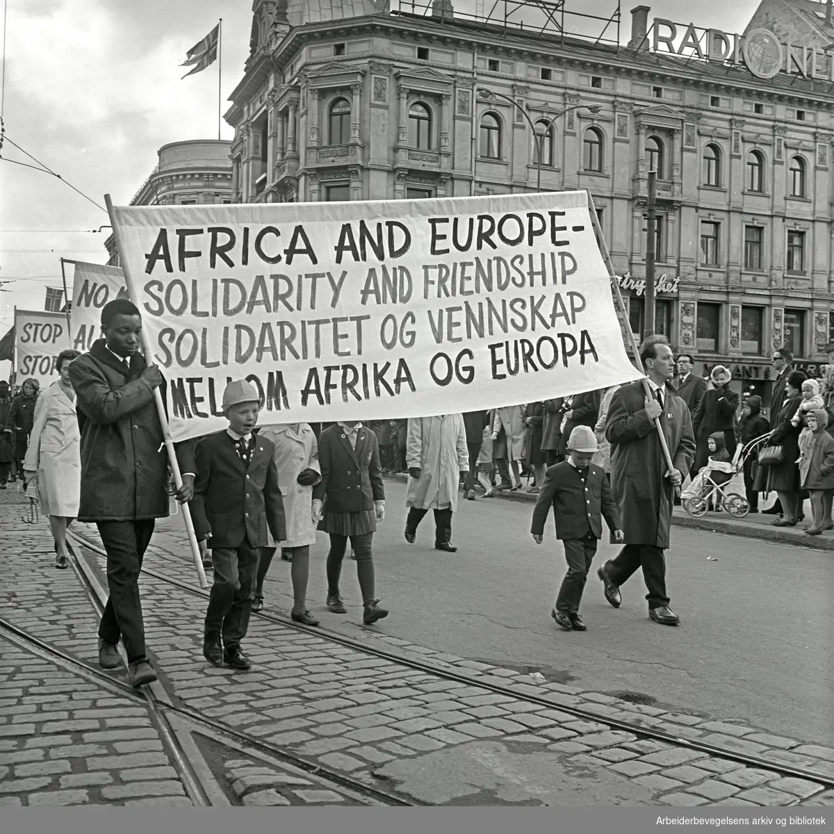 1. mai 1967 i Oslo.Demonstrasjonstoget.Parole: Africa and Europe -.Solidarity and friendship.Solidaritet og vennskap mellom Afrika og Europa..