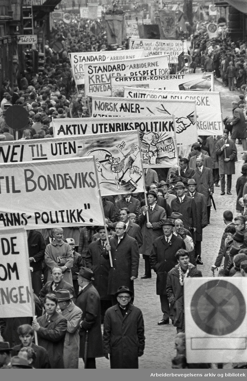 1. mai 1969 i Oslo.Demonstrasjonstoget.Paroler.