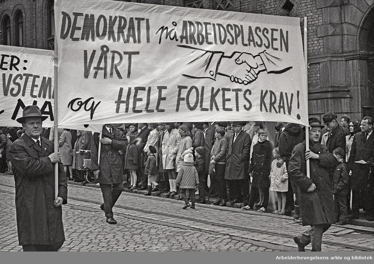 1. mai 1969 i Oslo.Demonstrasjonstoget i Karl Johans gate.Parole: Demokrati på arbeidsplassen.Vårt og hele folkets krav!.